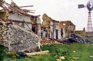 Bâtiments détruits à Villeneuve-Lez-Charleville au sud de Reims pendant la bataille de la Marne, septembre 1914